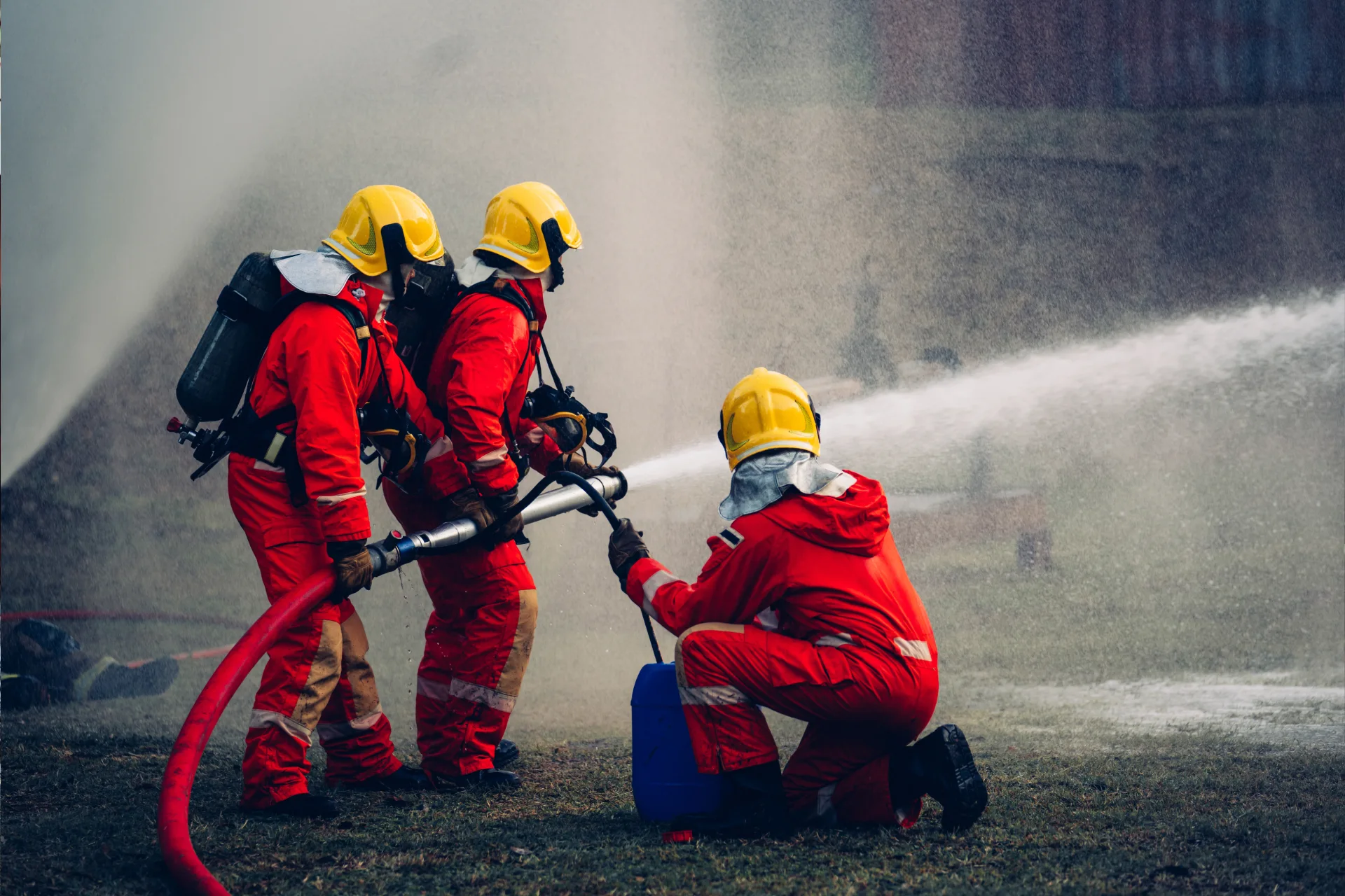 Brandmän släcker en brand